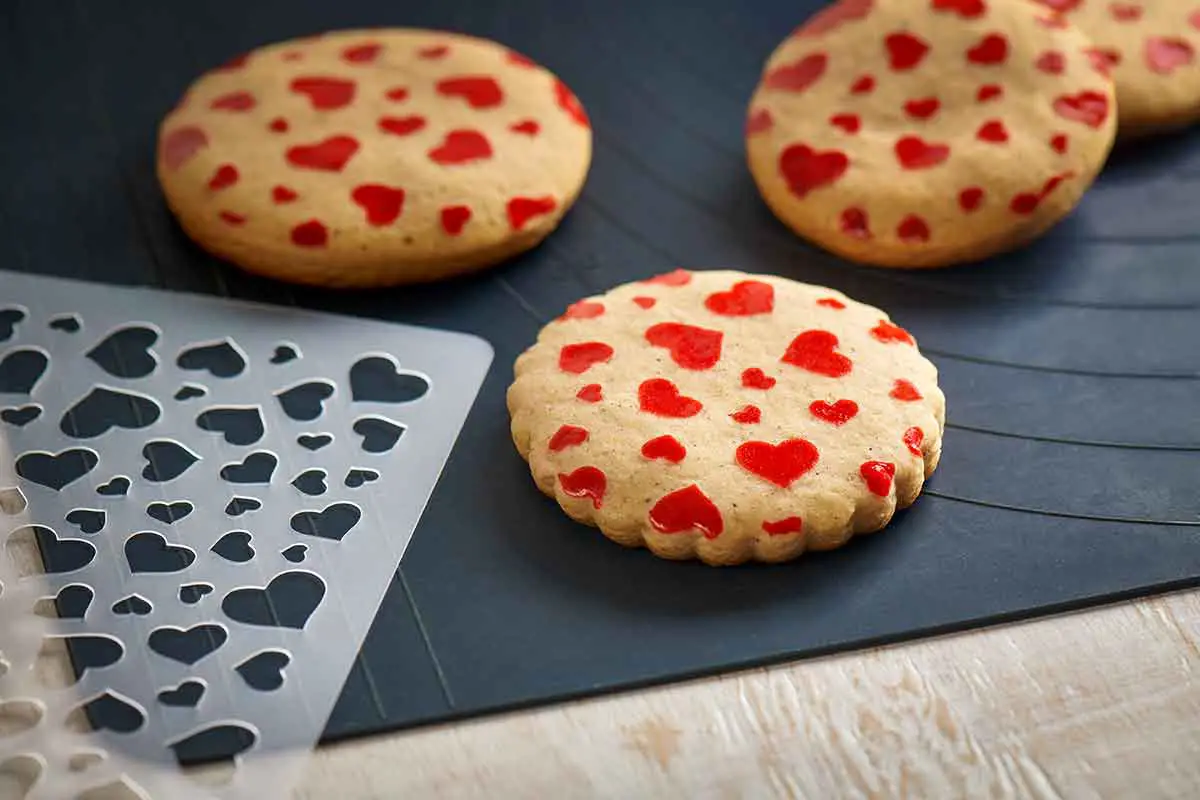 utilisation pochoirs et chablons en pâtisserie