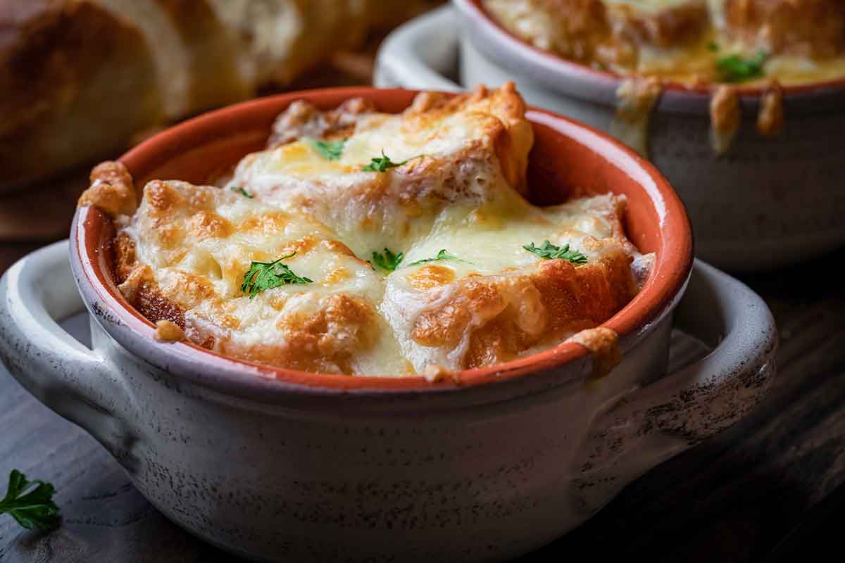 Une délicieuse soupe à l'oignon gratinée authentique des bistrots et brasseries parisiennes