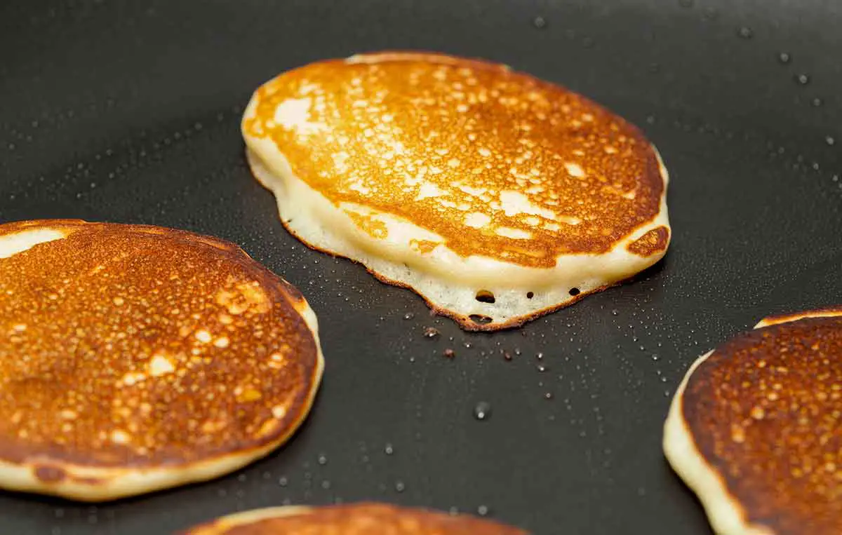 de délicieux pancake au levain dans une poêle