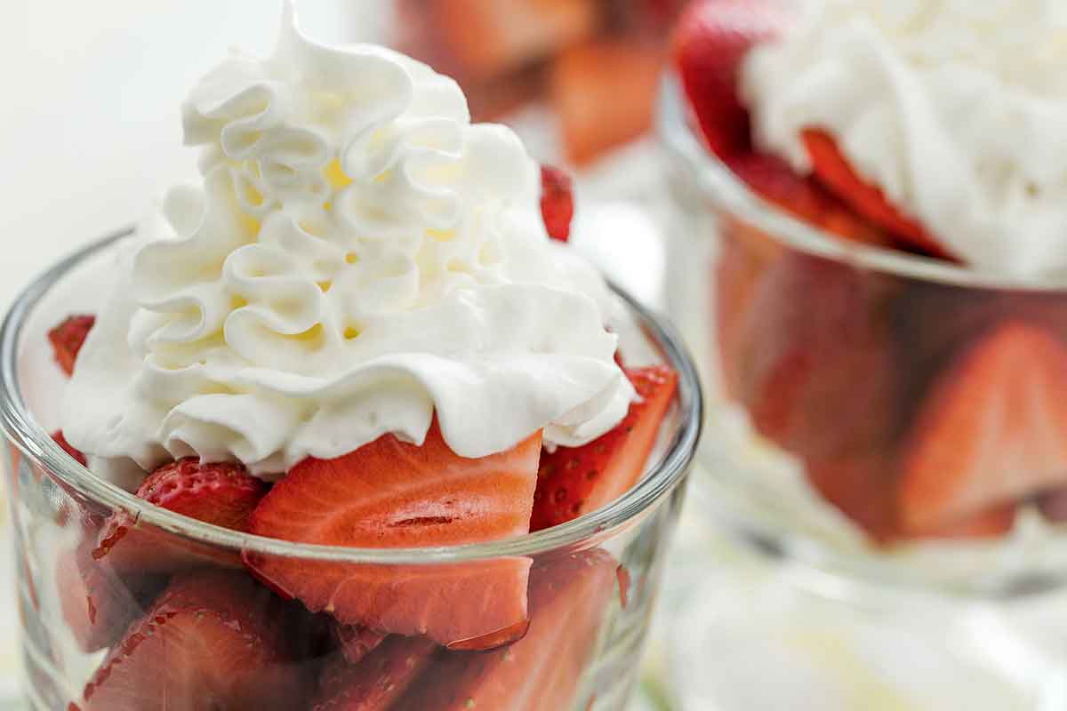 chantilly maison sur une coupe de fraises