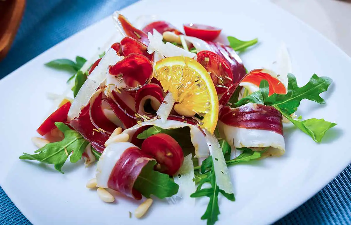 magrets de canard séchés accompagné d'une salade de roquette et agrumes