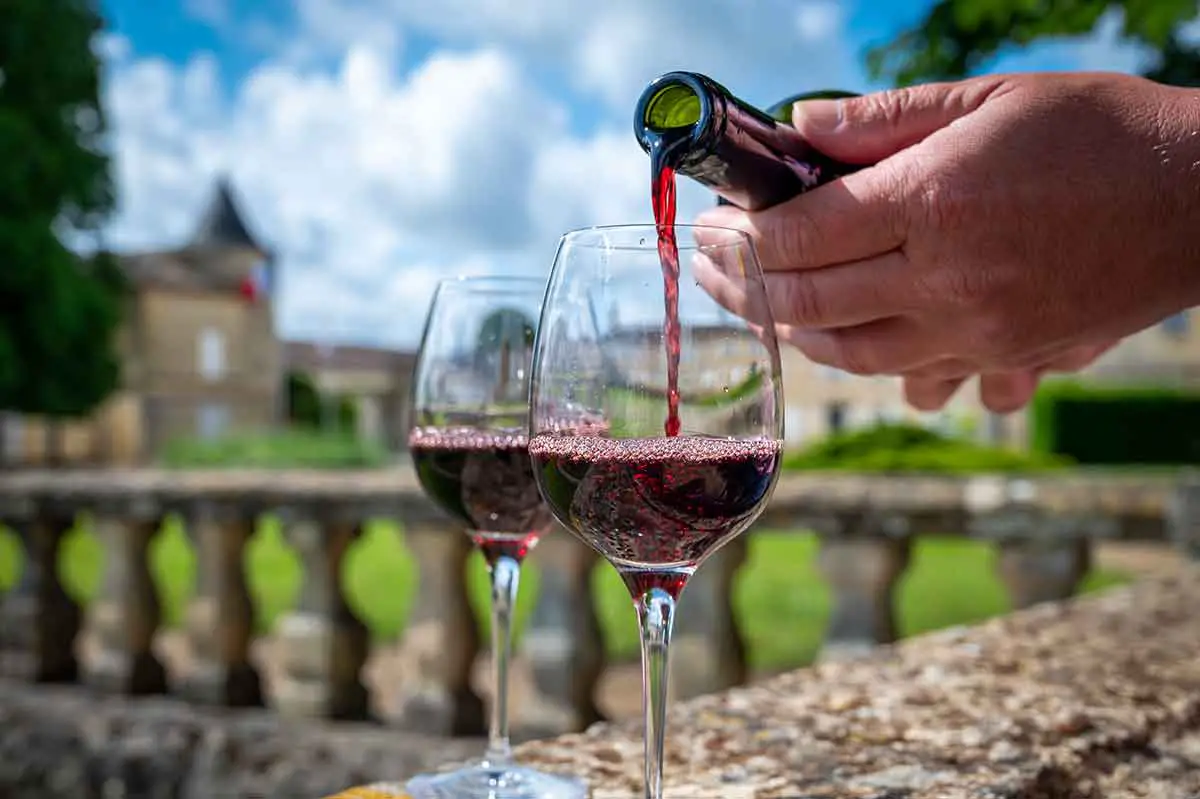 du bon vin ruge versé dans un verre