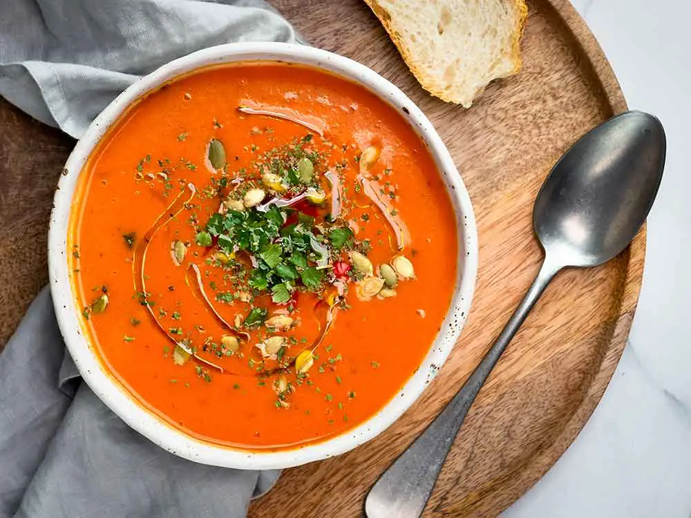 Gaspacho (Gazpacho) de Séville à la tomate servi avec du pain