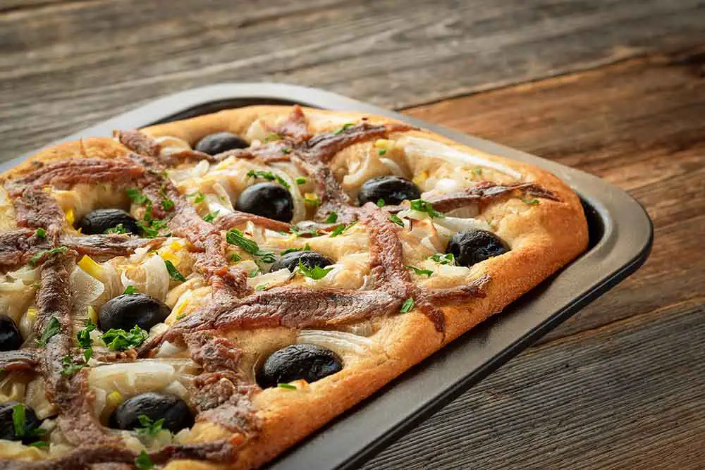 pissaladière face aux oignons, olives, anchois