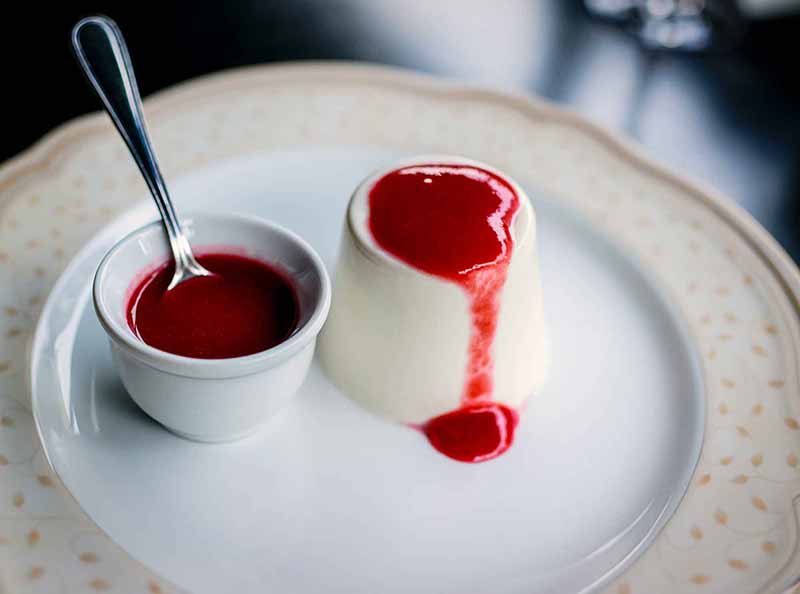 Precette de la panna cotta au coulis de framboise 