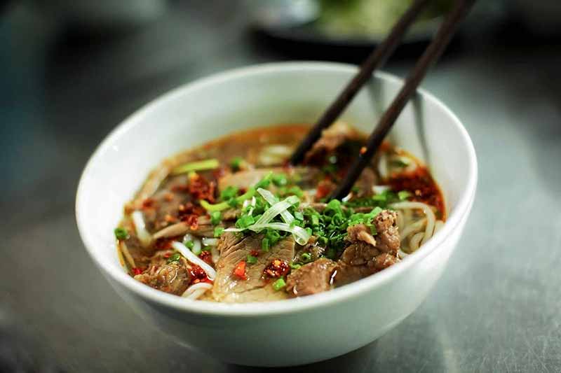 Potage pho au boeuf vietnamien traditionnel