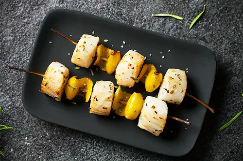 Brochettes de noix de saint Jacques au romarin et citron