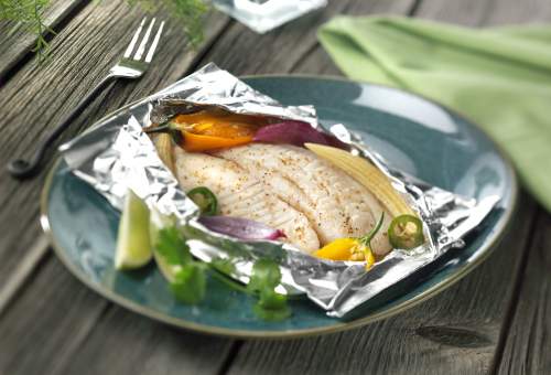 Papillotes de poisson au barbecue , tomates et échalottes