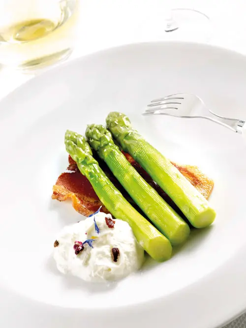 Asperges vertes sur craquants de poitrine de porc et sa chantilly de Reblochon