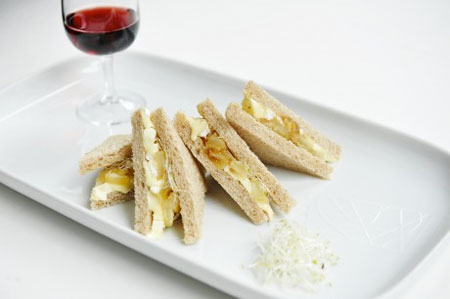 Club Sandwich au brie de Meaux, germe de luzerne et compote de poires