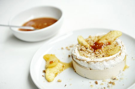 Camembert au four aux pommes et fruits secs