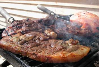Tranches de gigot d'agneau grillé au barbecue et couscous aromatisé