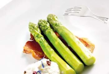 Asperges vertes sur craquants de poitrine de porc et sa chantilly de Reblochon