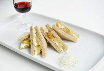 Club Sandwich au brie de Meaux, germe de luzerne et compote de poires