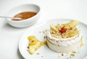 Camembert au four aux pommes et fruits secs