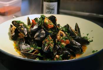 Moules à la chermoula aux citrons confits